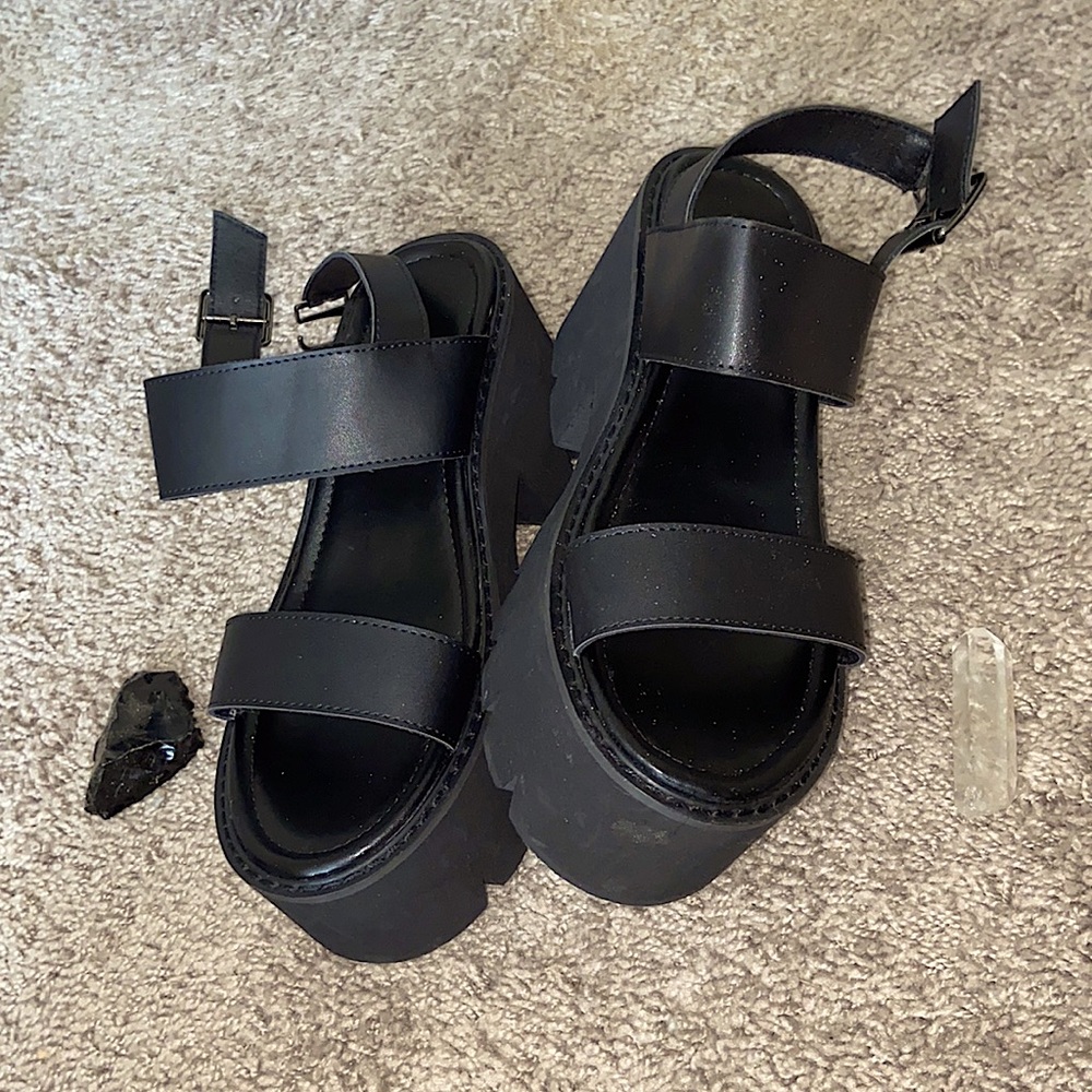 Chunky Bottom Platform Heels 🖤